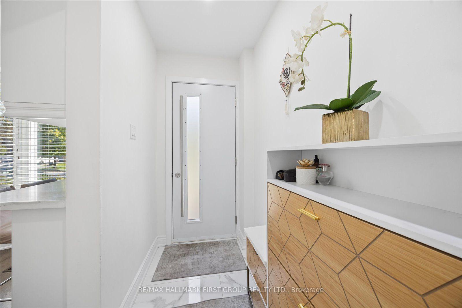 Photo 3 of 736 Stonepath Circle, Pickering, Amberlea — HOMEH