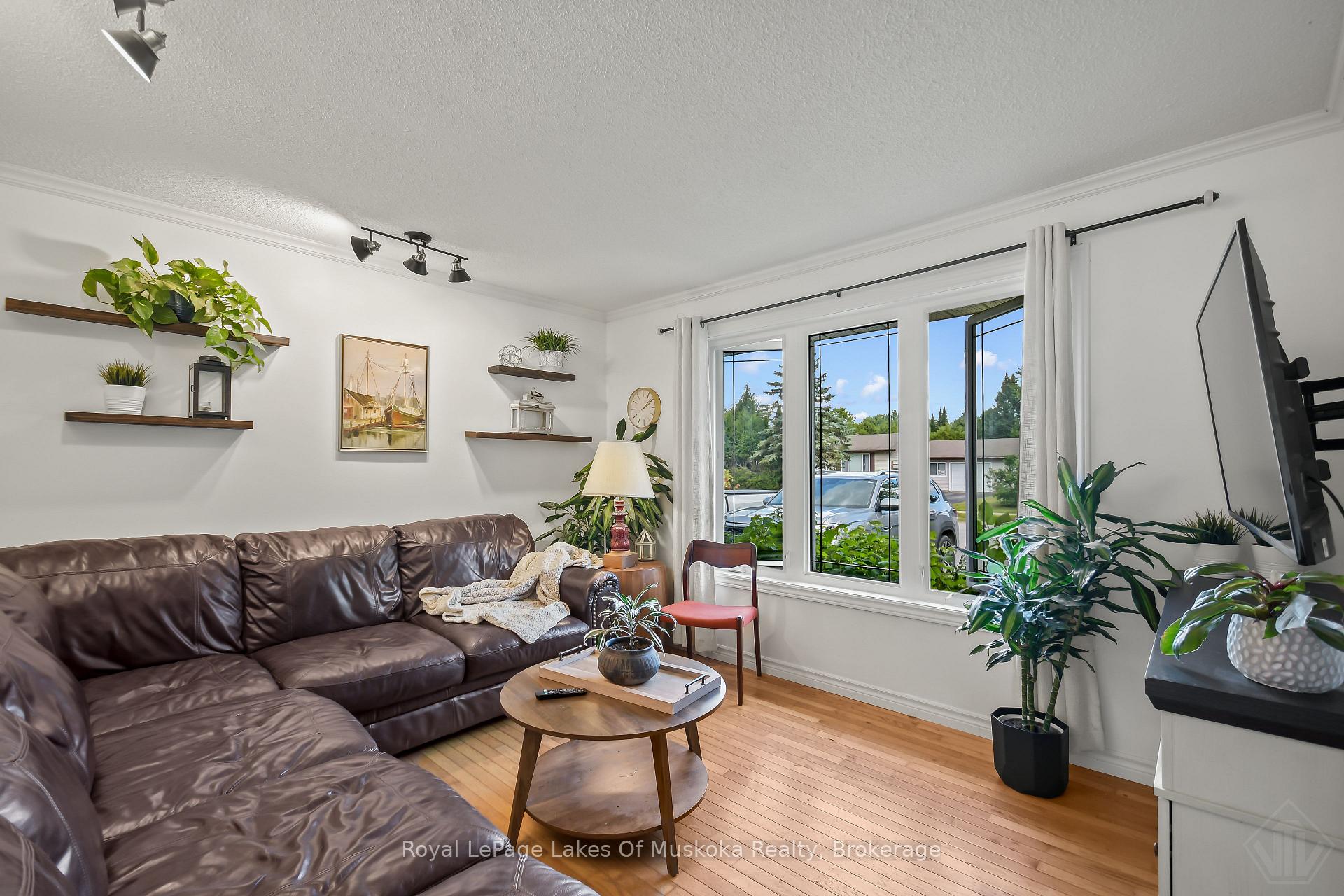 Photo 6 of 45 Kevin Crescent, Bracebridge, Monck (Bracebridge) — HOMEH