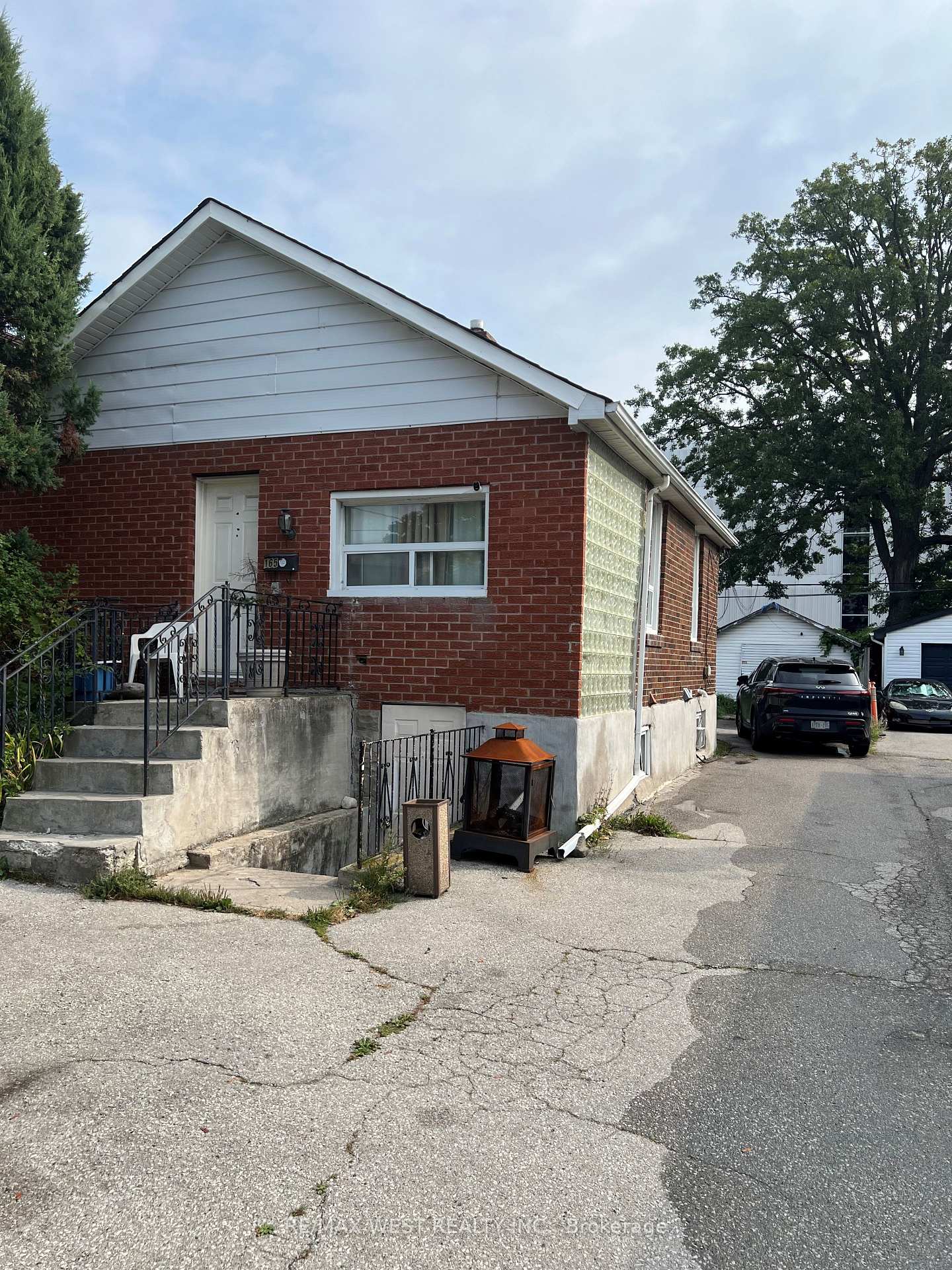 Photo 2 of 165 Thirtieth Street, Etobicoke, Alderwood — HOMEH