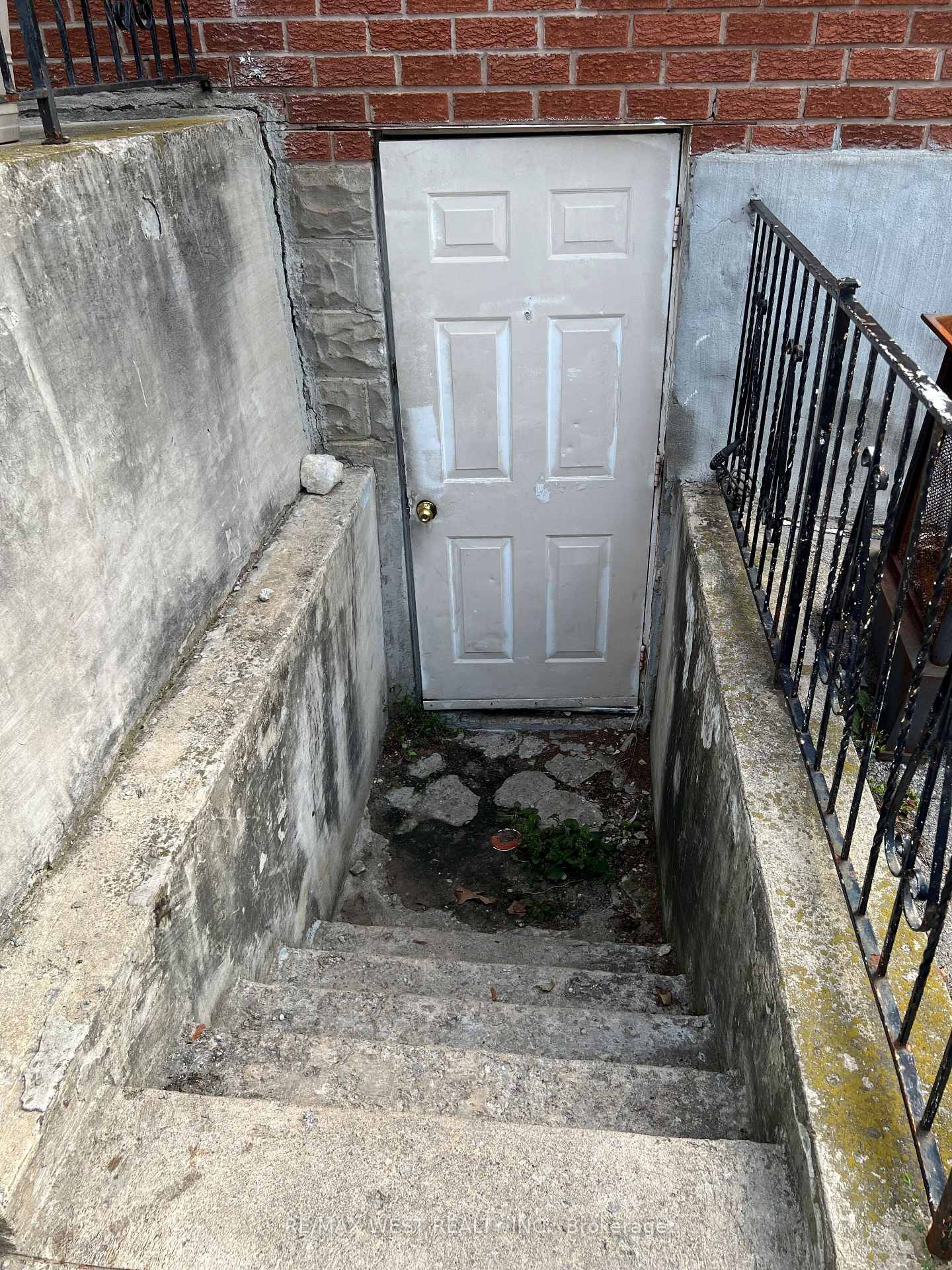 Photo 3 of 165 Thirtieth Street, Etobicoke, Alderwood — HOMEH