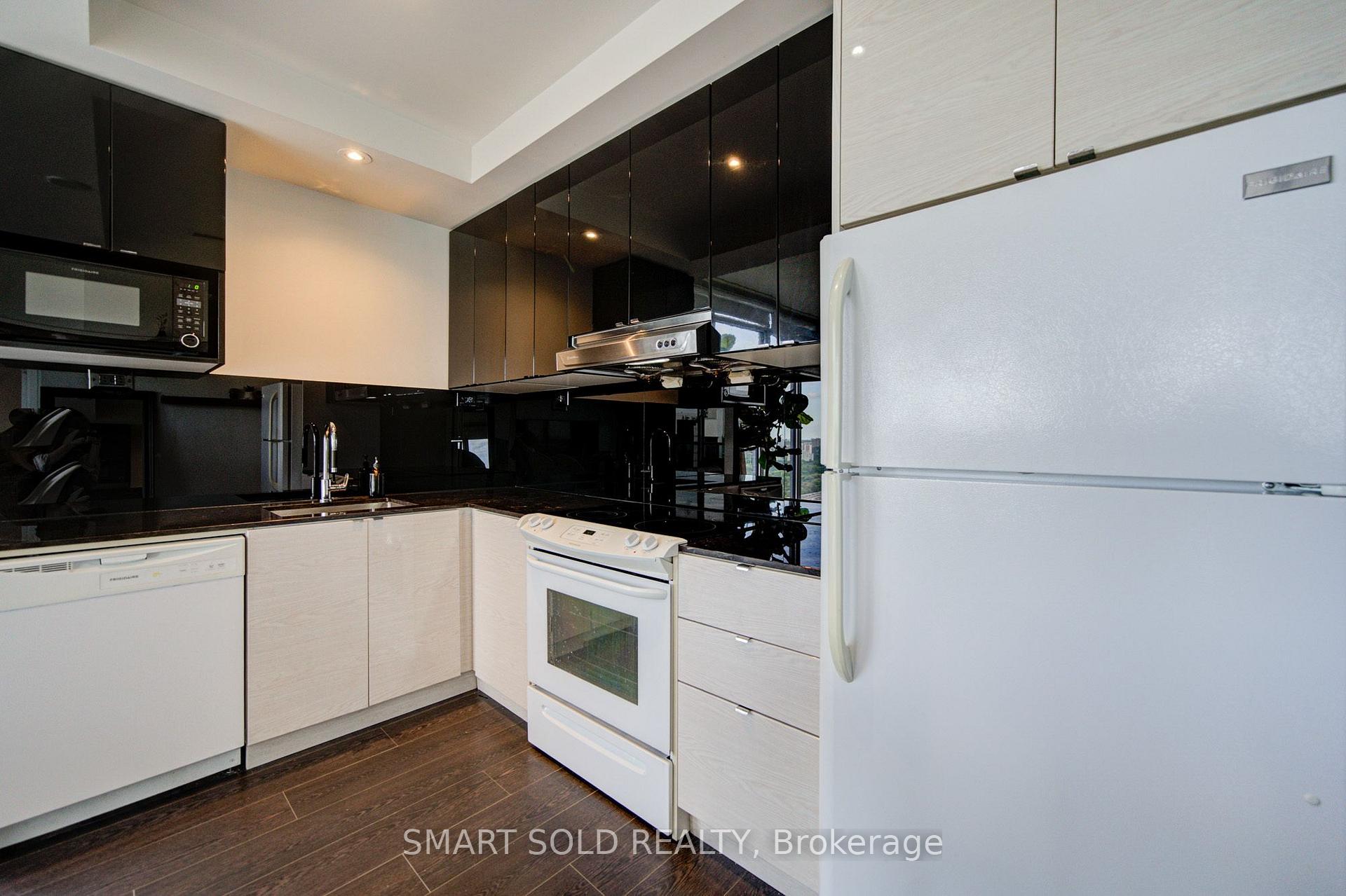 Photo 8 of Unit 3208, 121 Mcmahon Drive, North York, Bayview Village — HOMEH