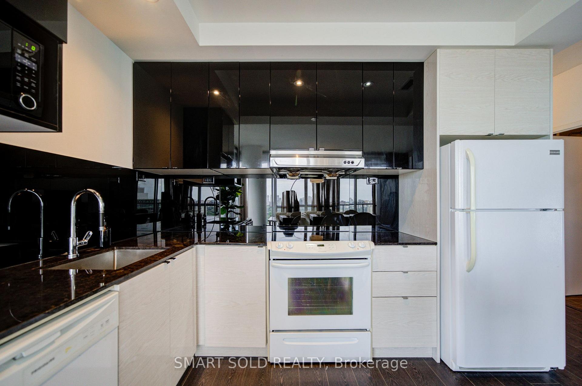 Photo 9 of Unit 3208, 121 Mcmahon Drive, North York, Bayview Village — HOMEH