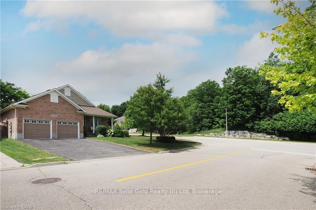 Photo 4 of 559 Springwater Drive, Waterloo, Conservation Meadows — HOMEH