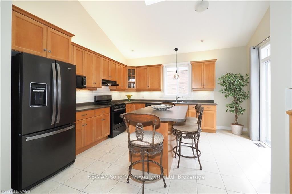 Photo 14 of 559 Springwater Drive, Waterloo, Conservation Meadows — HOMEH