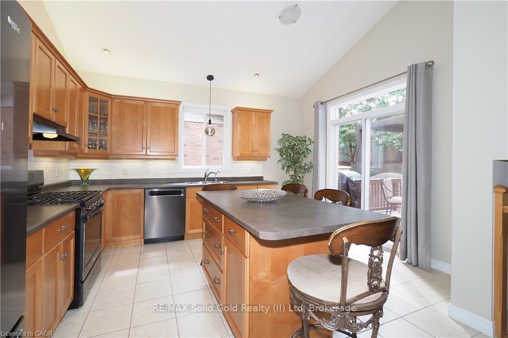 Photo 15 of 559 Springwater Drive, Waterloo, Conservation Meadows — HOMEH
