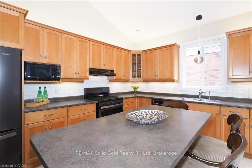 Photo 16 of 559 Springwater Drive, Waterloo, Conservation Meadows — HOMEH