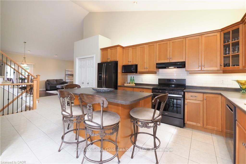 Photo 17 of 559 Springwater Drive, Waterloo, Conservation Meadows — HOMEH
