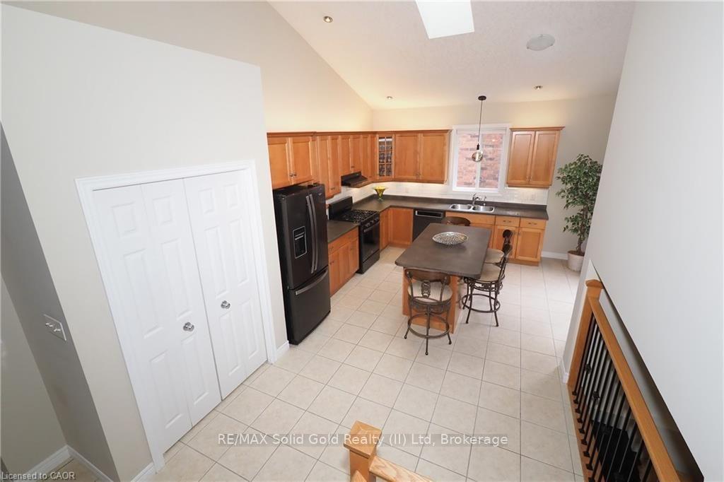 Photo 18 of 559 Springwater Drive, Waterloo, Conservation Meadows — HOMEH