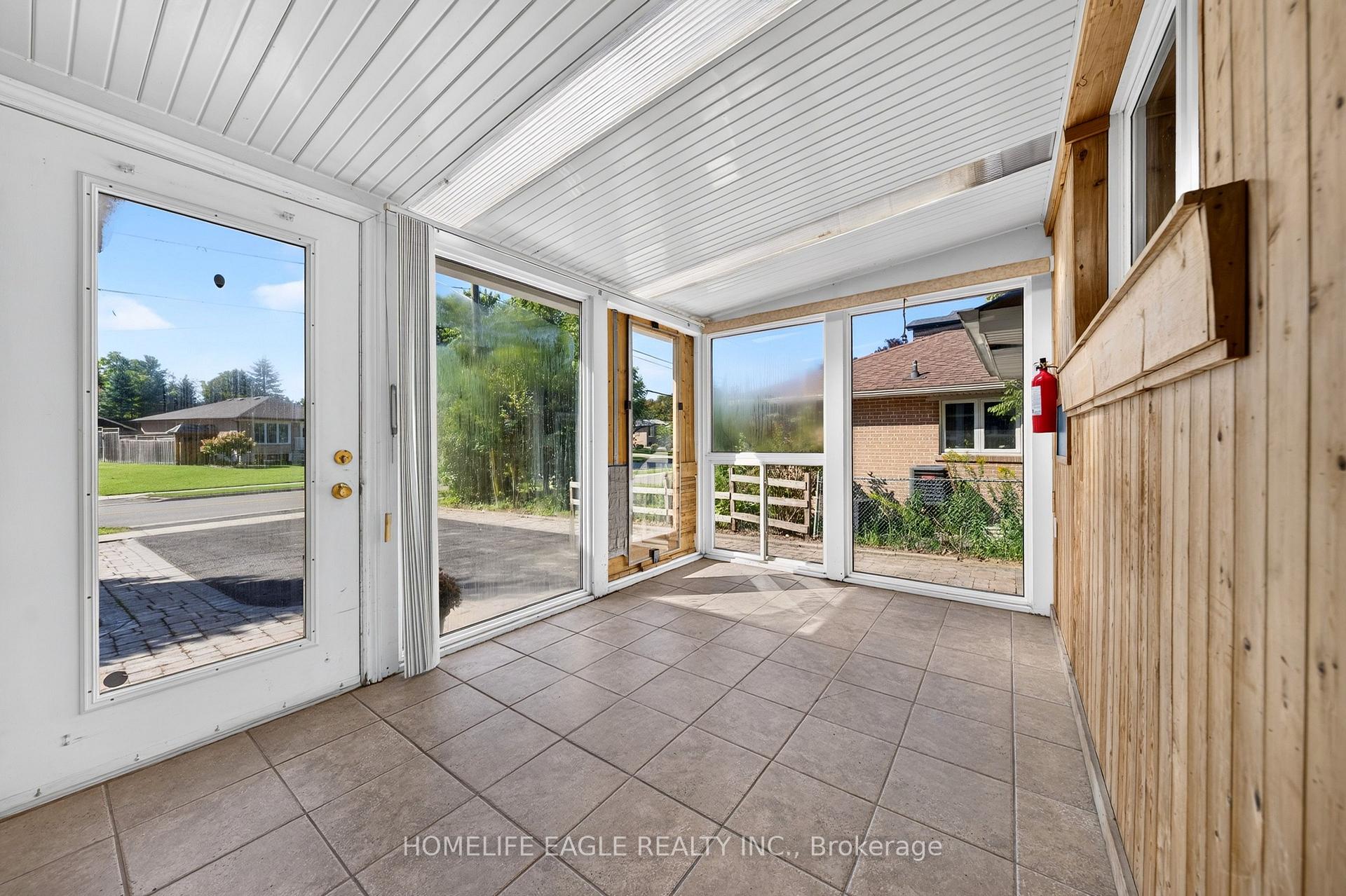 Photo 3 of 2 Aurora Heights Drive, Aurora, Aurora Heights — HOMEH