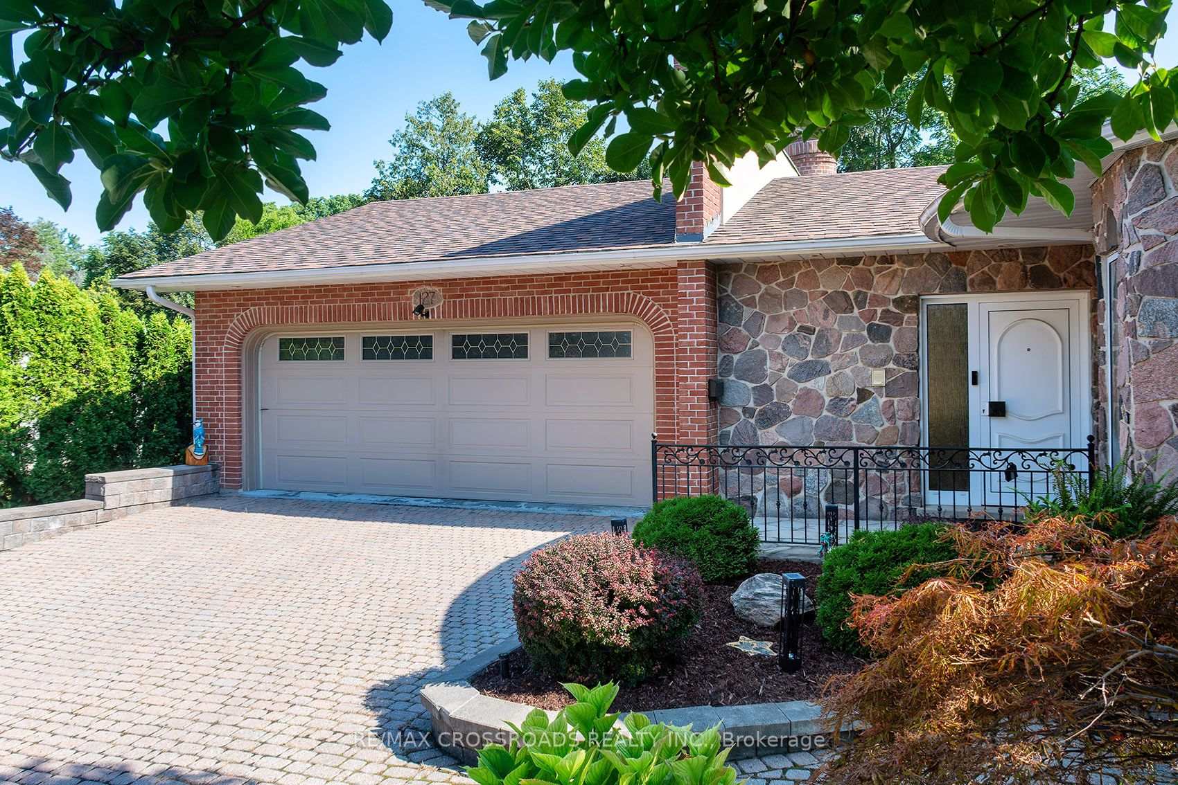 Photo 3 of 127 Taylorwood Court, Oshawa, Samac — HOMEH
