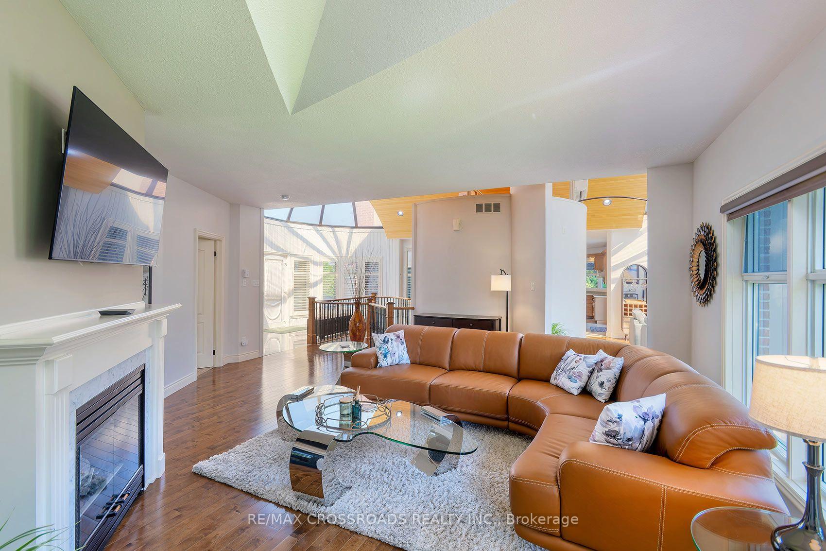 Photo 10 of 127 Taylorwood Court, Oshawa, Samac — HOMEH