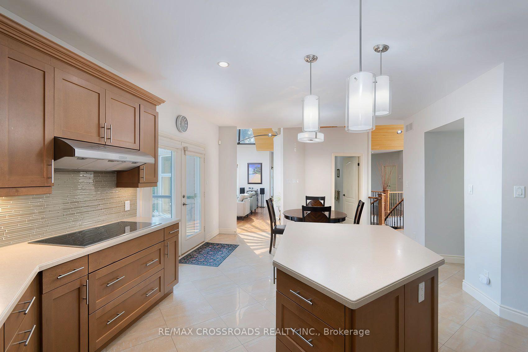 Photo 12 of 127 Taylorwood Court, Oshawa, Samac — HOMEH
