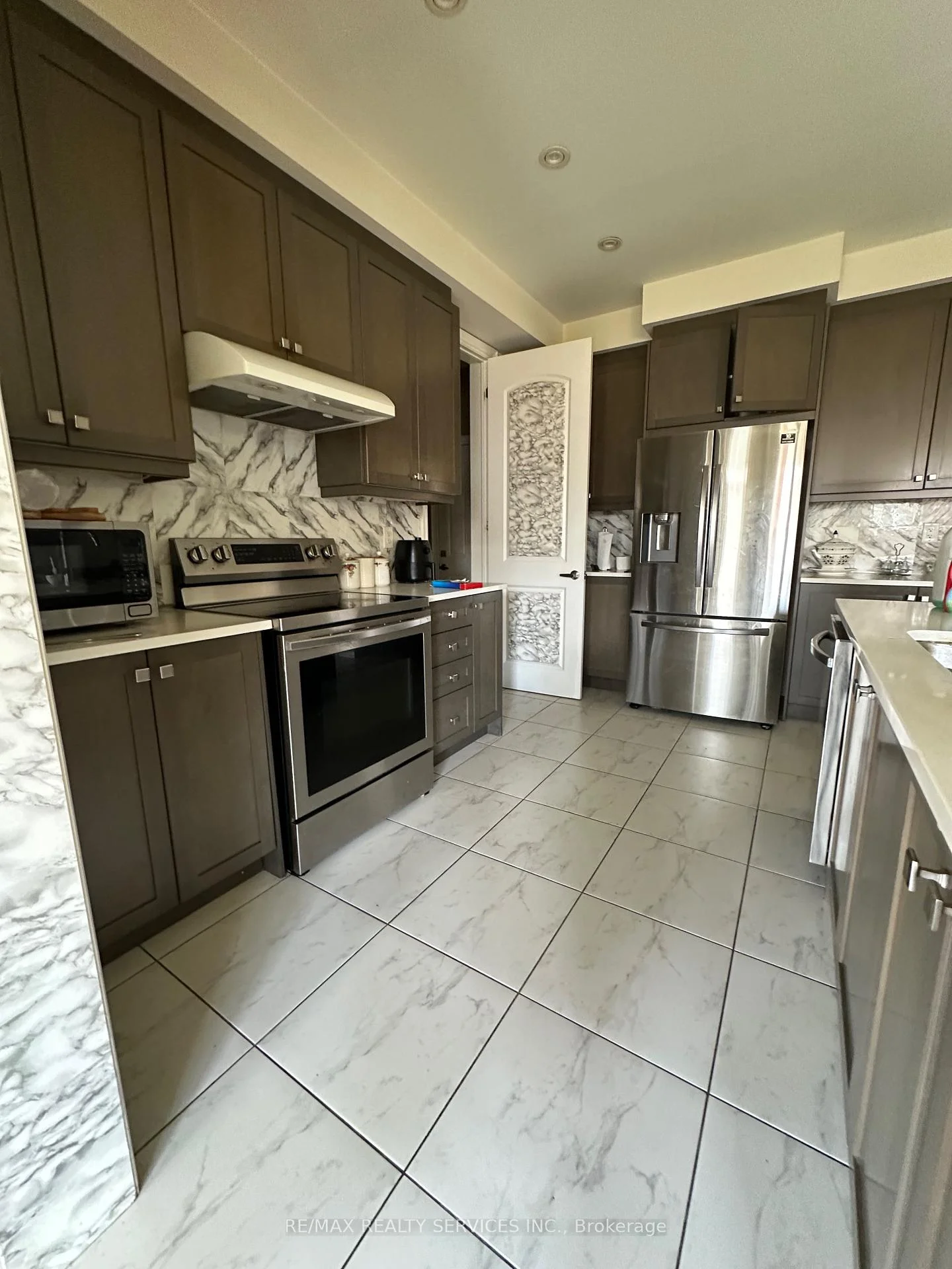 Photo 4 of 196 Munro Circle, Brantford, Empire South — HOMEH