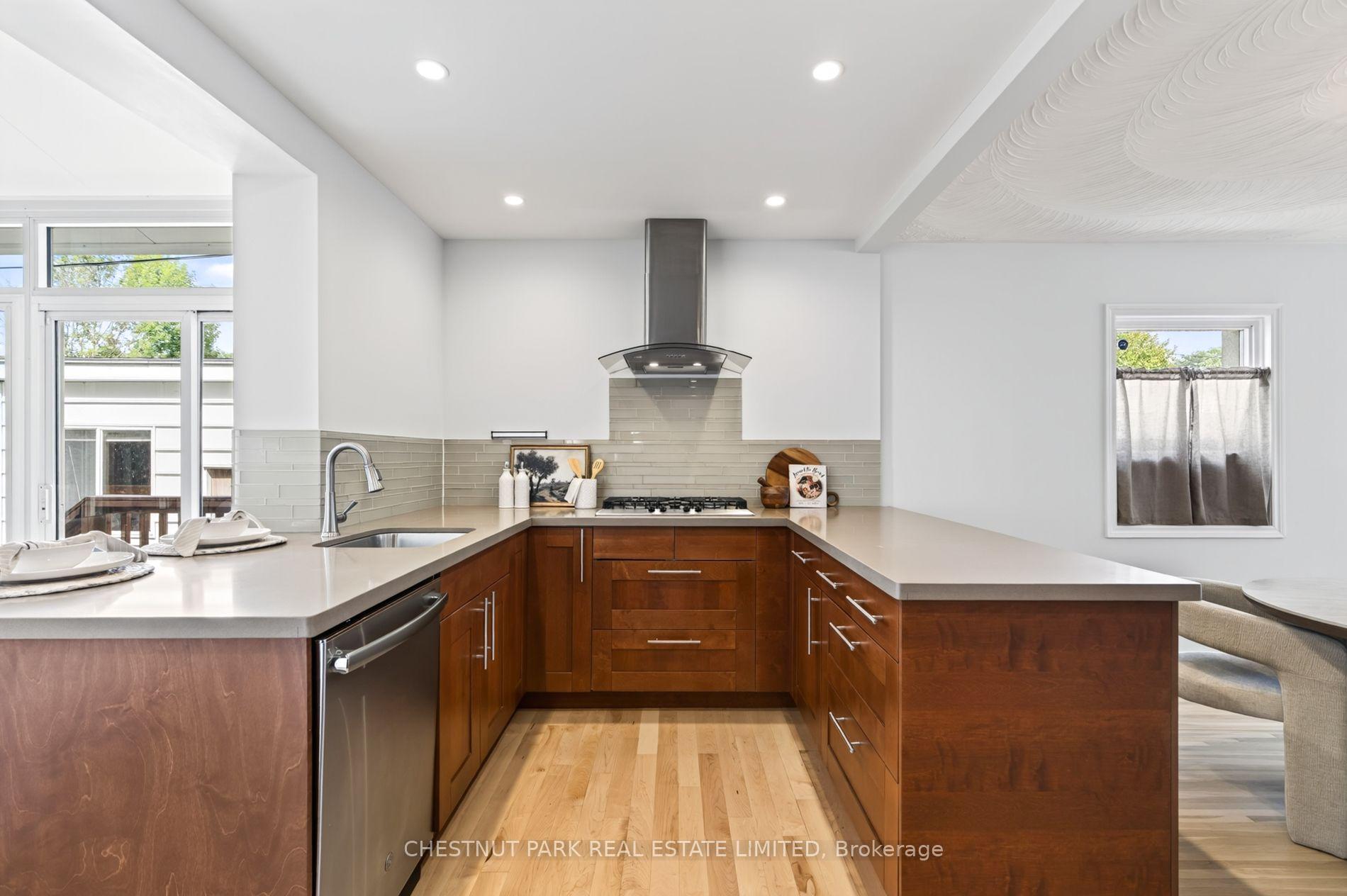 Photo 12 of 64 Pasadena Gardens, Toronto, Lambton Baby Point — HOMEH
