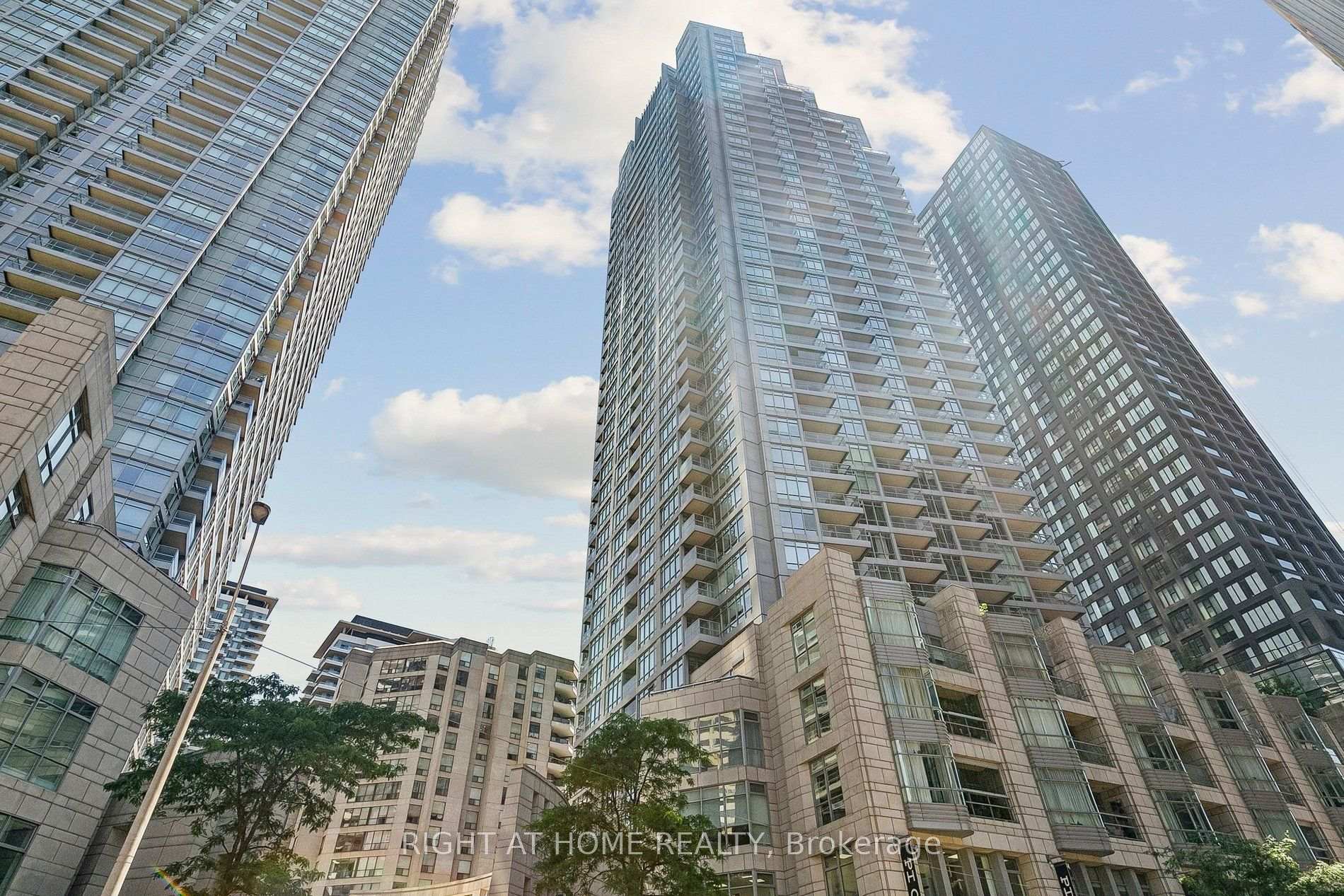 Photo 2 of Unit 2804, 2181 Yonge Street, Toronto, Mount Pleasant West — HOMEH