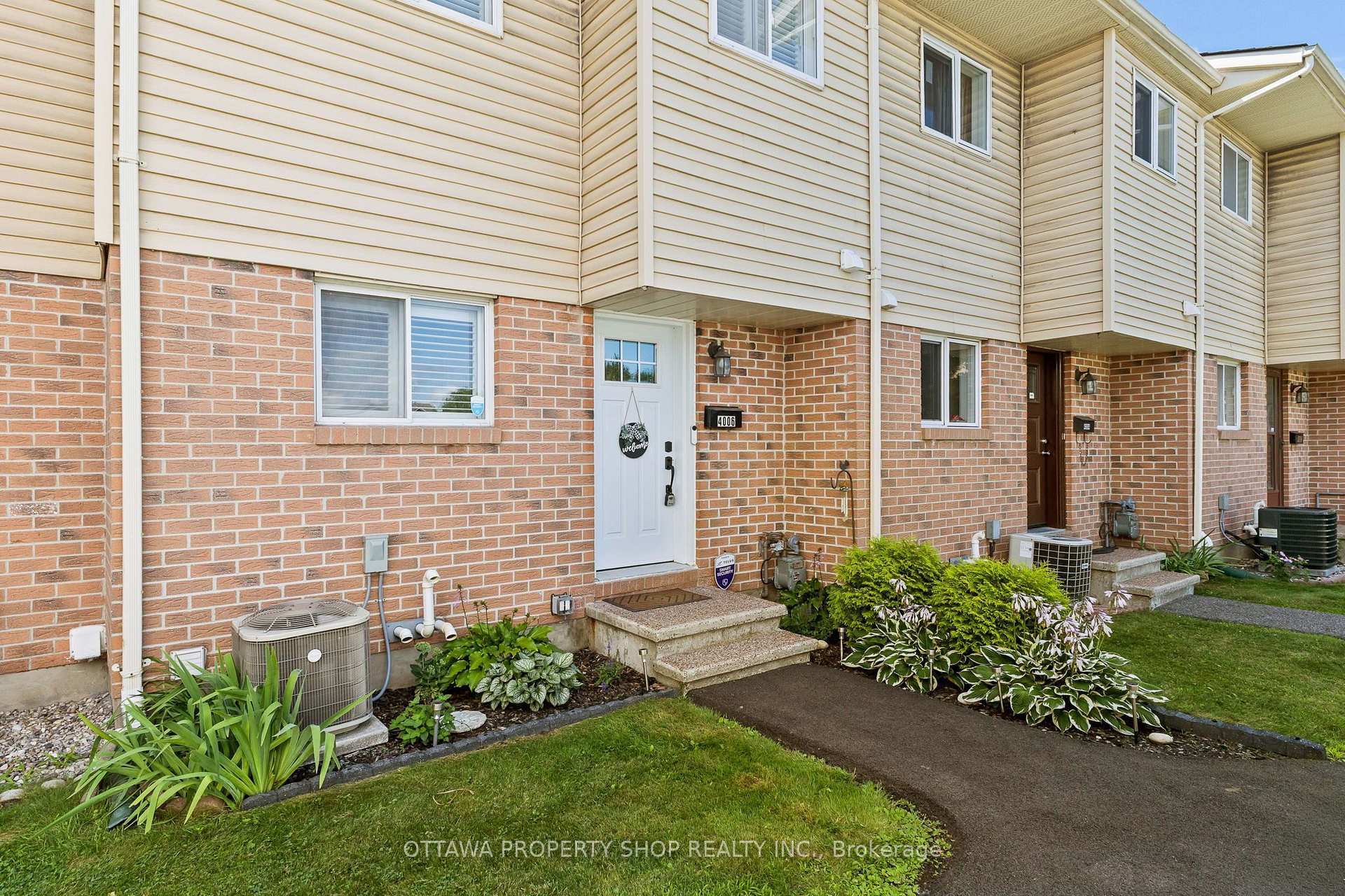 Photo 2 of 4006 Eady Court, Ottawa, Cyrville — HOMEH
