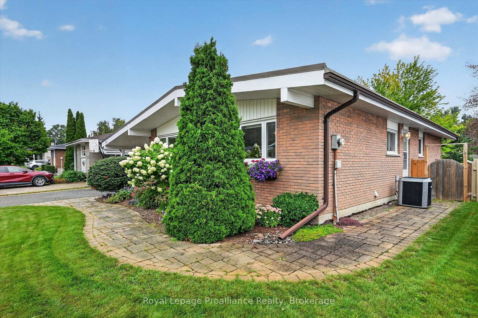 Photo 3 of 1296 Hudson Street, Peterborough, Northcrest Ward 5 — HOMEH