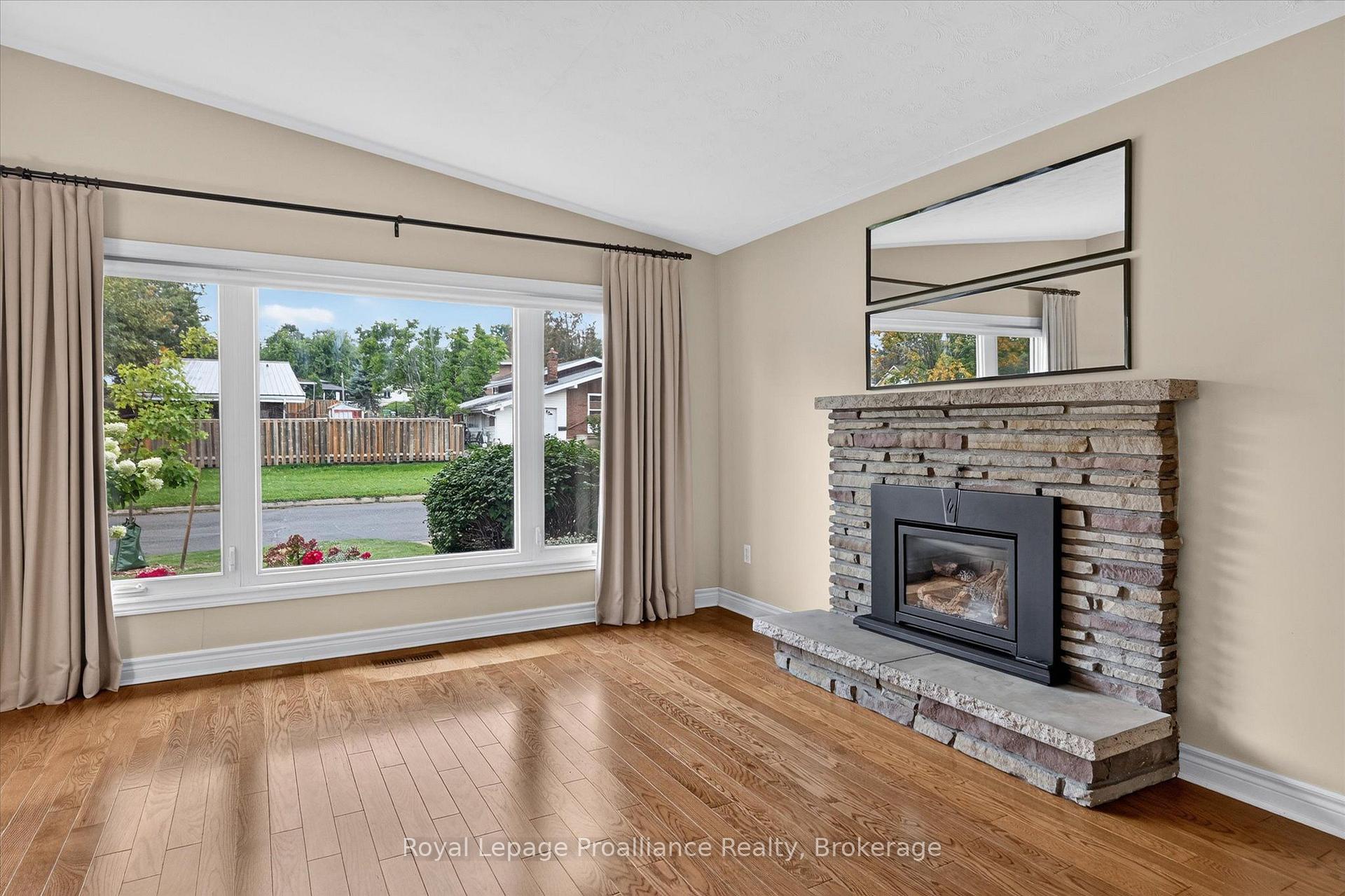 Photo 6 of 1296 Hudson Street, Peterborough, Northcrest Ward 5 — HOMEH