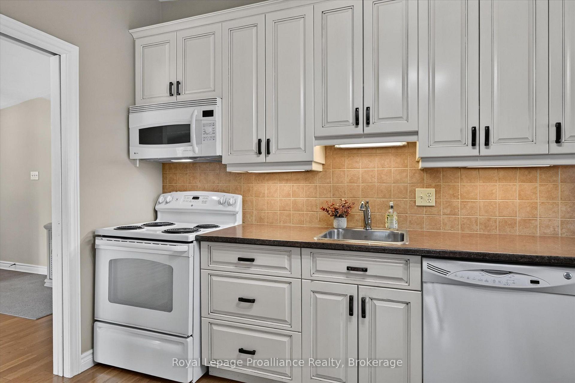 Photo 11 of 1296 Hudson Street, Peterborough, Northcrest Ward 5 — HOMEH
