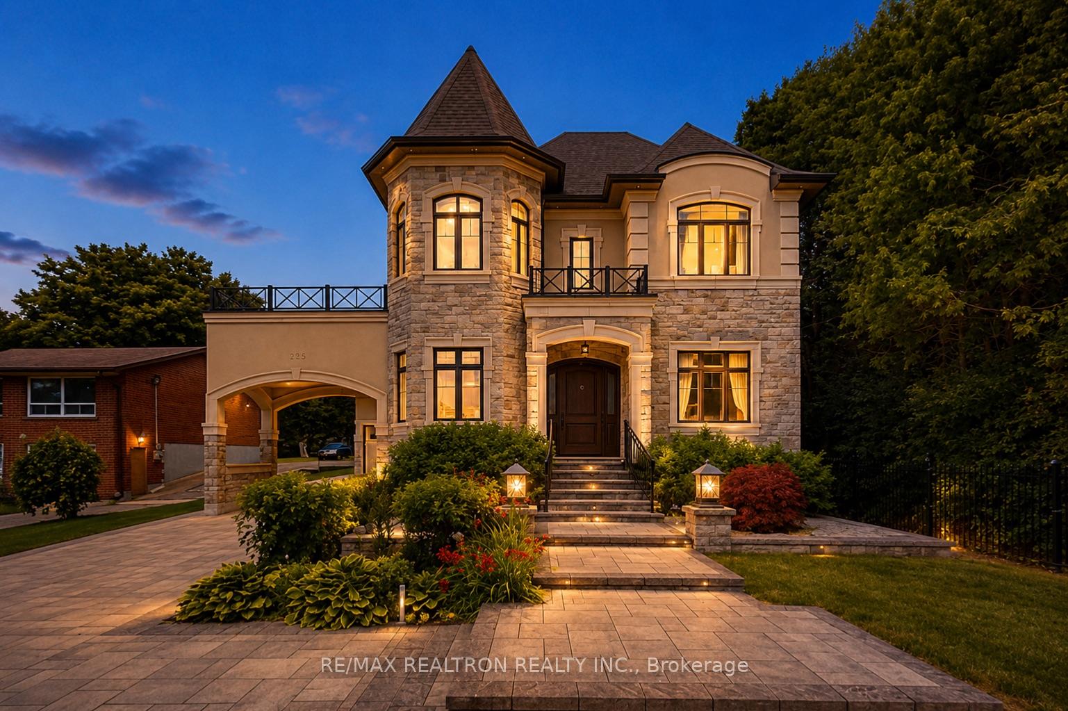 Photo 2 of 132 Pemberton Road, Richmond Hill, North Richvale — HOMEH