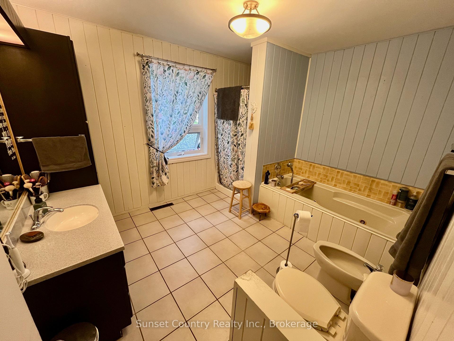 Photo 23 of 117 Whyte Avenue, Dryden, Riverview — HOMEH