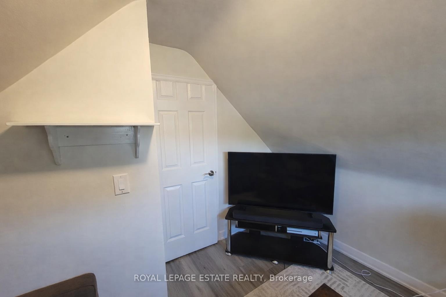 Photo 6 of Unit Upper, 13 Pinegrove Avenue, Scarborough, Birchcliffe-Cliffside — HOMEH