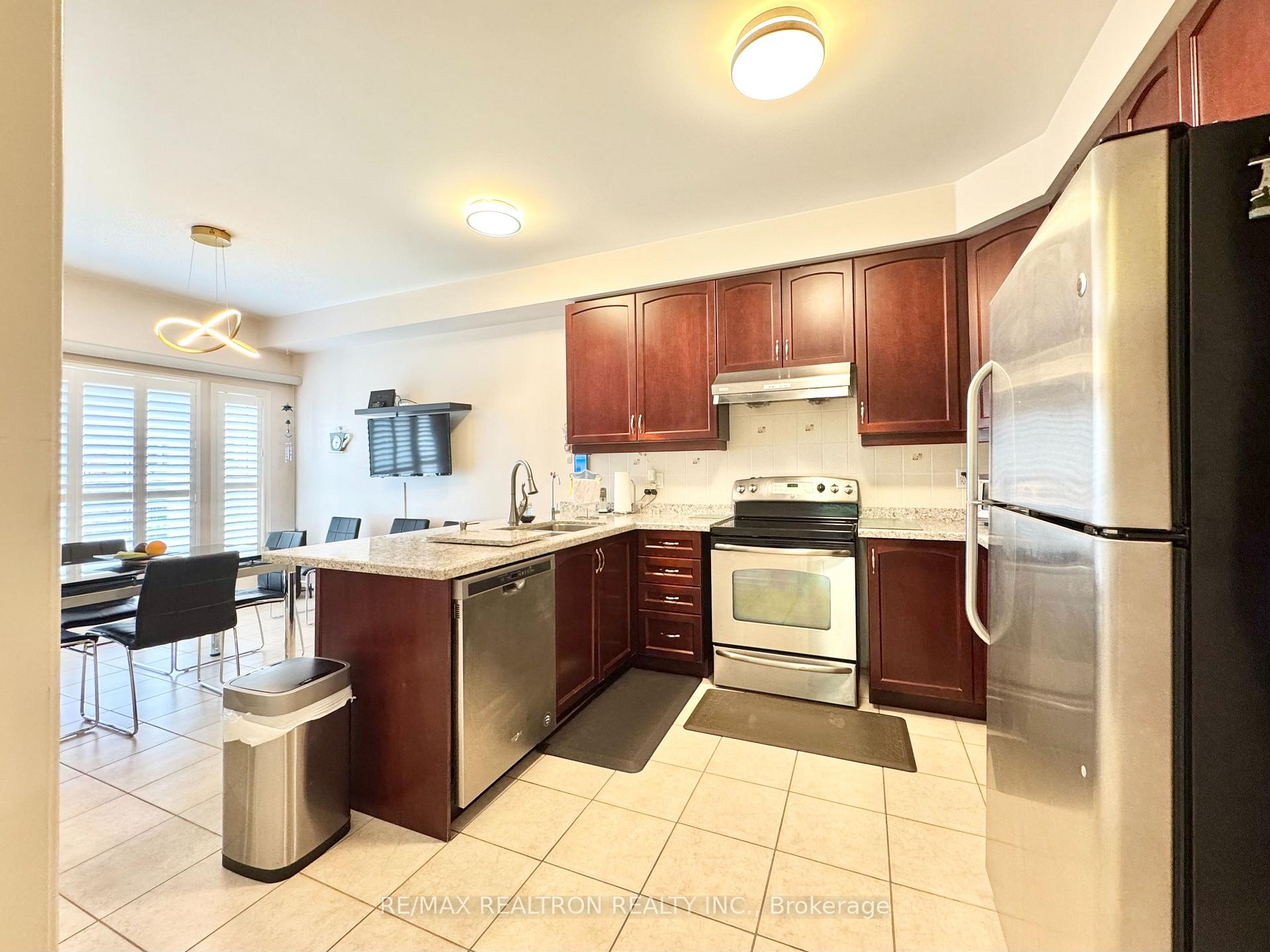 Photo 8 of 2 Redmond Drive, Vaughan, Patterson — HOMEH