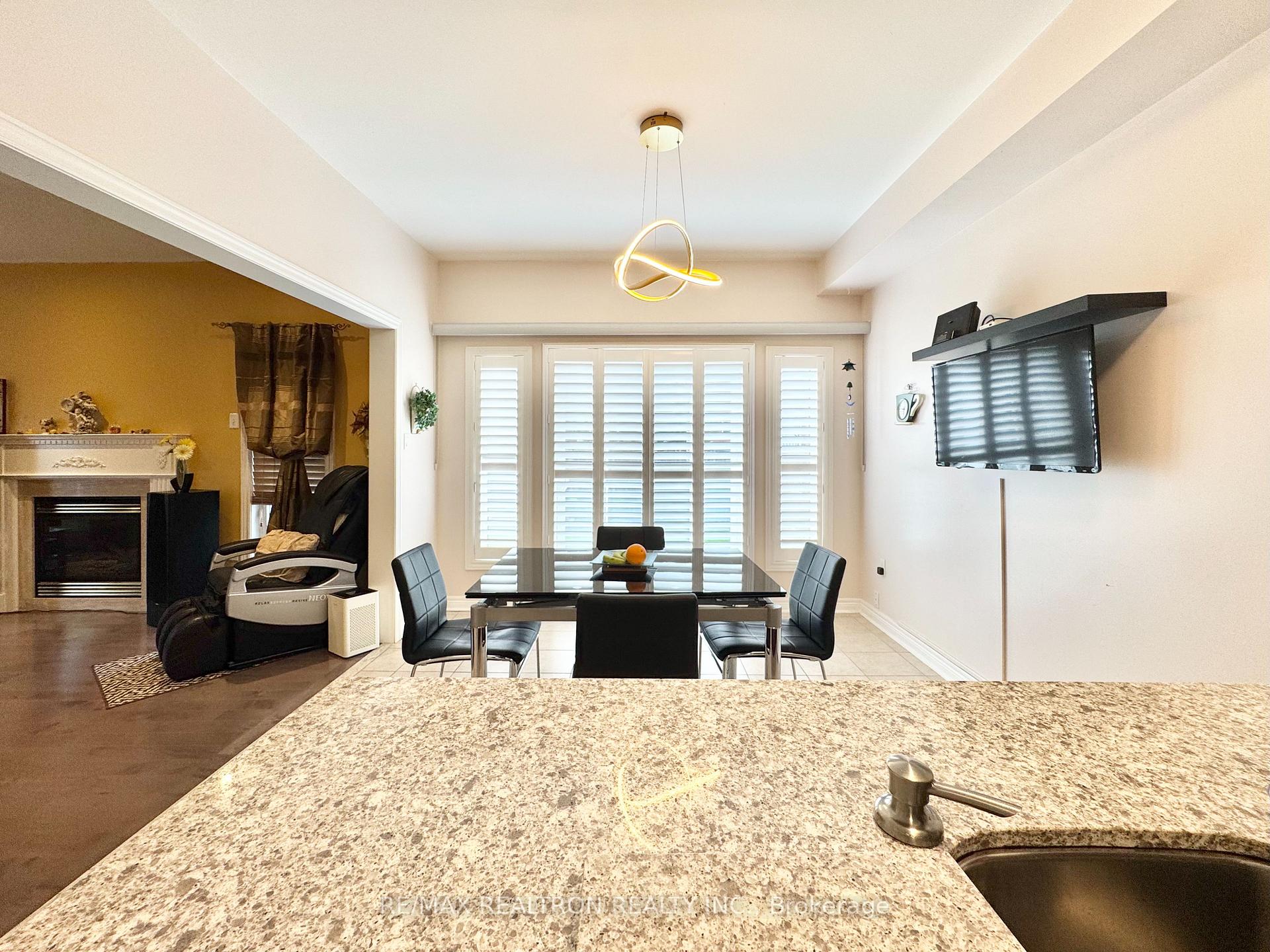 Photo 12 of 2 Redmond Drive, Vaughan, Patterson — HOMEH