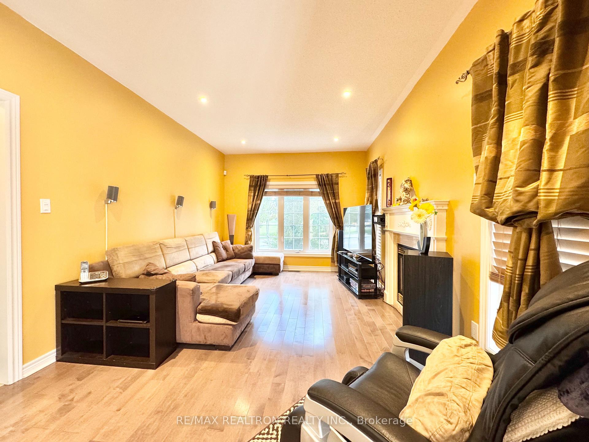 Photo 14 of 2 Redmond Drive, Vaughan, Patterson — HOMEH