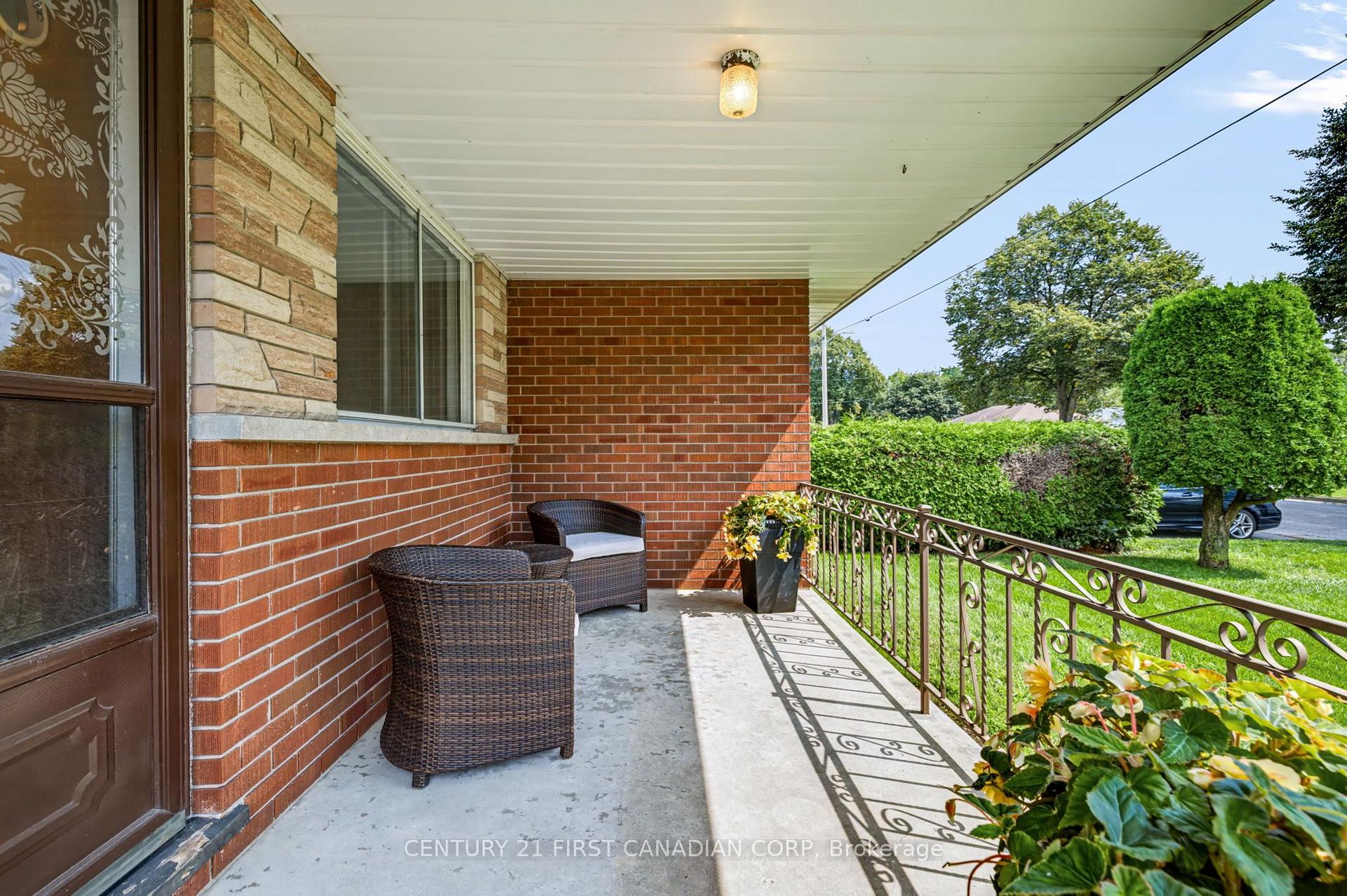 Photo 5 of 141 Fairhaven Circle, London, East O — HOMEH