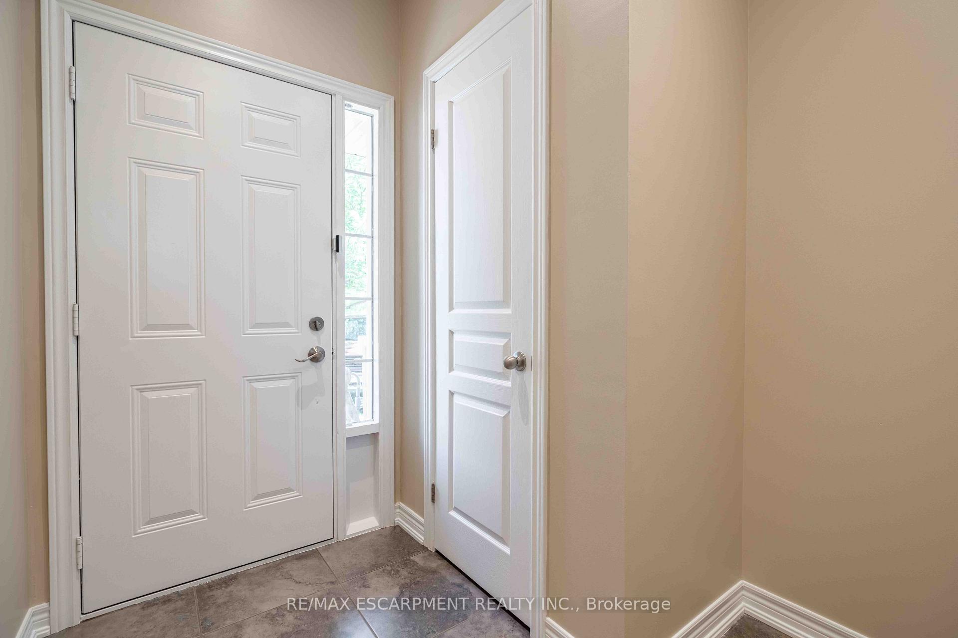 Photo 5 of 134 Palacebeach Trail, Hamilton, Stoney Creek — HOMEH