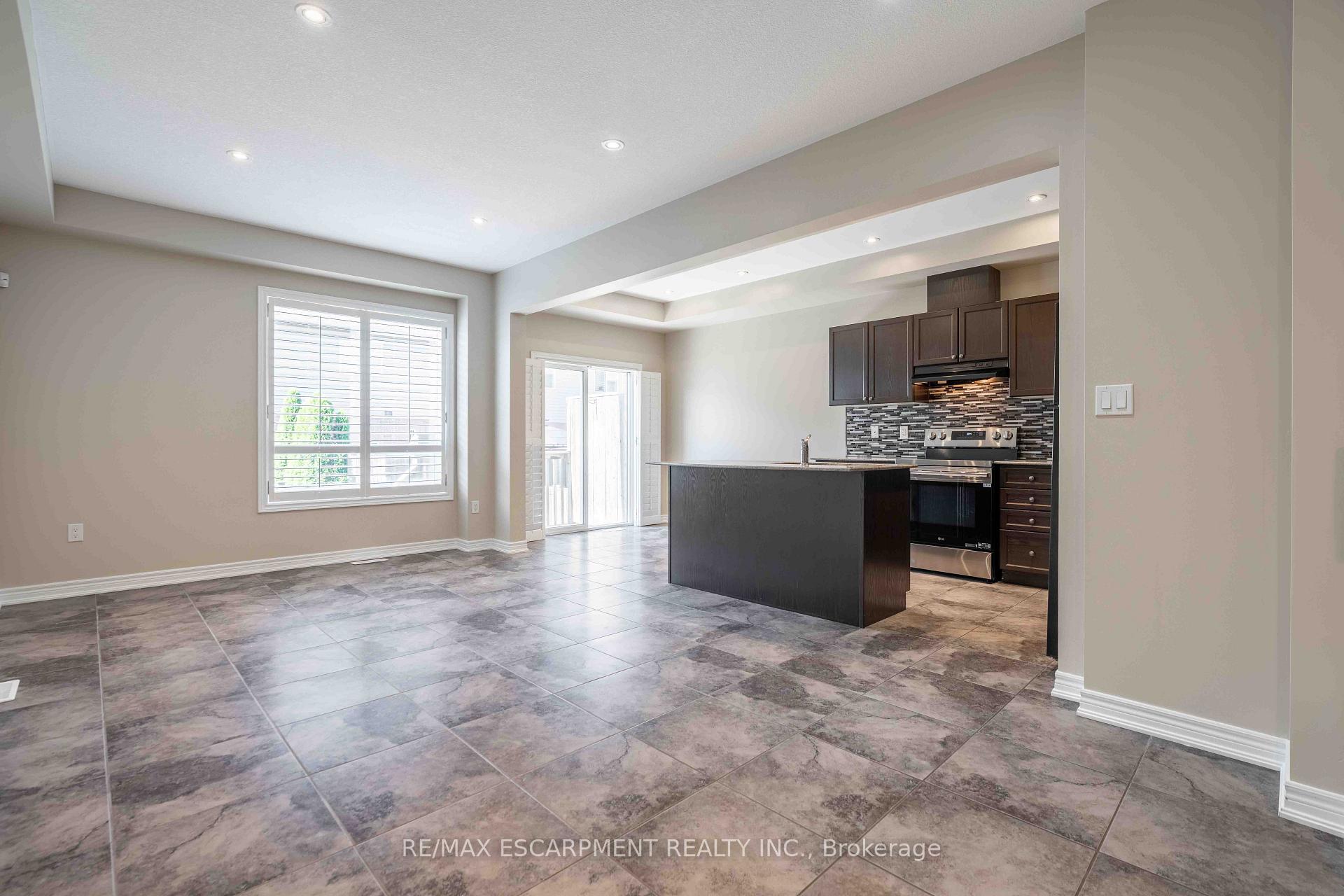 Photo 7 of 134 Palacebeach Trail, Hamilton, Stoney Creek — HOMEH