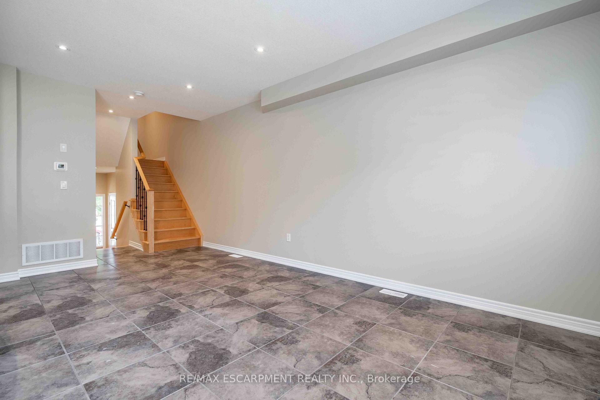 Photo 9 of 134 Palacebeach Trail, Hamilton, Stoney Creek — HOMEH