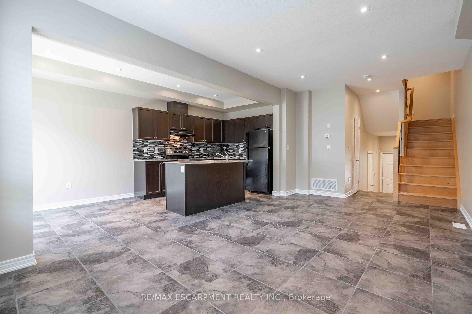 Photo 10 of 134 Palacebeach Trail, Hamilton, Stoney Creek — HOMEH