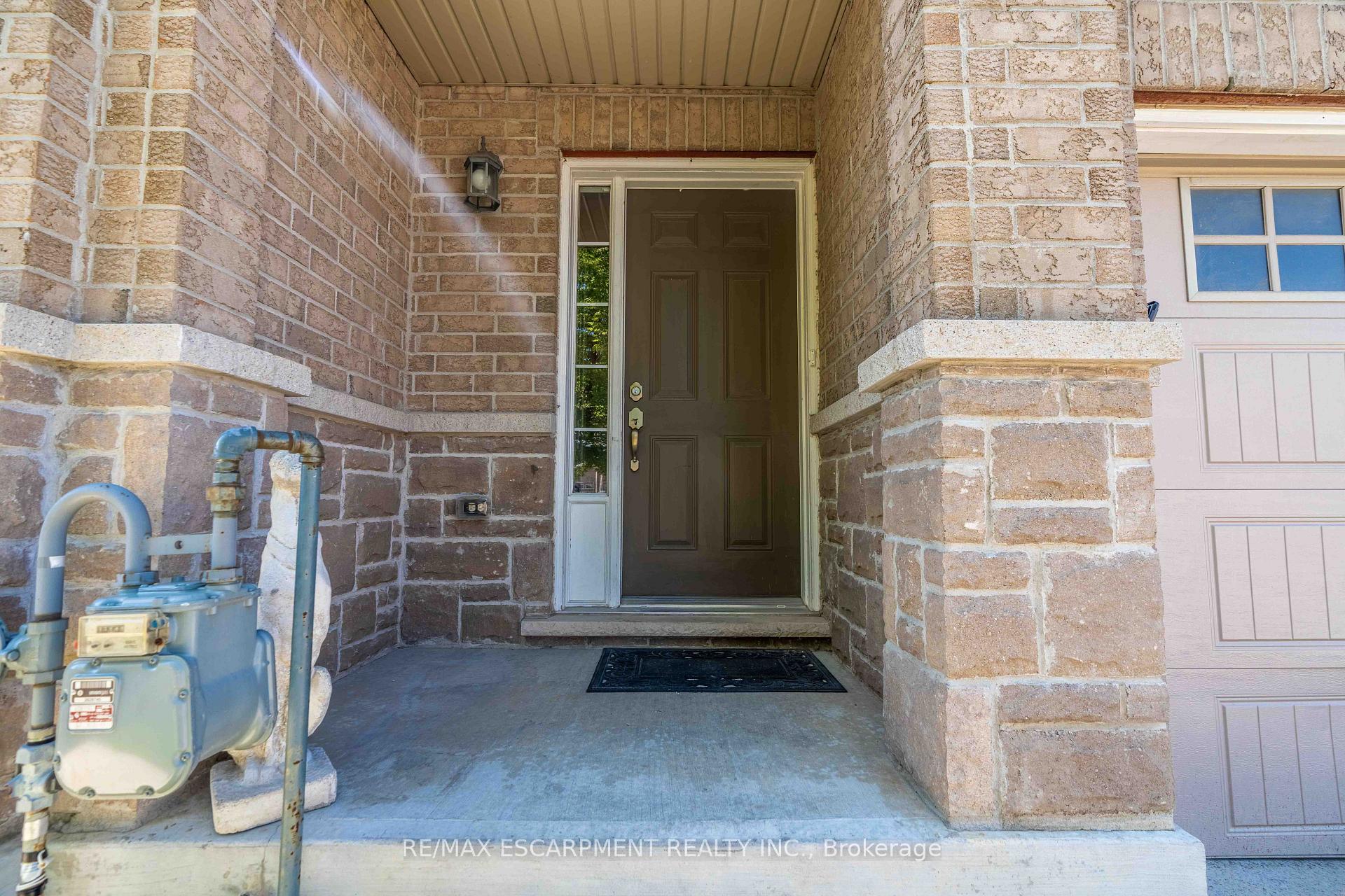 Photo 4 of 134 Palacebeach Trail, Hamilton, Stoney Creek — HOMEH