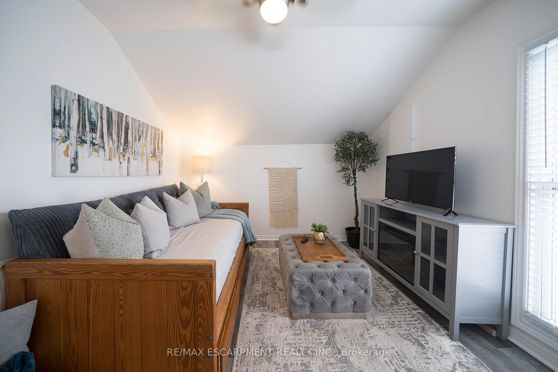 Photo 10 of 171 Drummond Street, Brantford, Victoria/Arthur — HOMEH