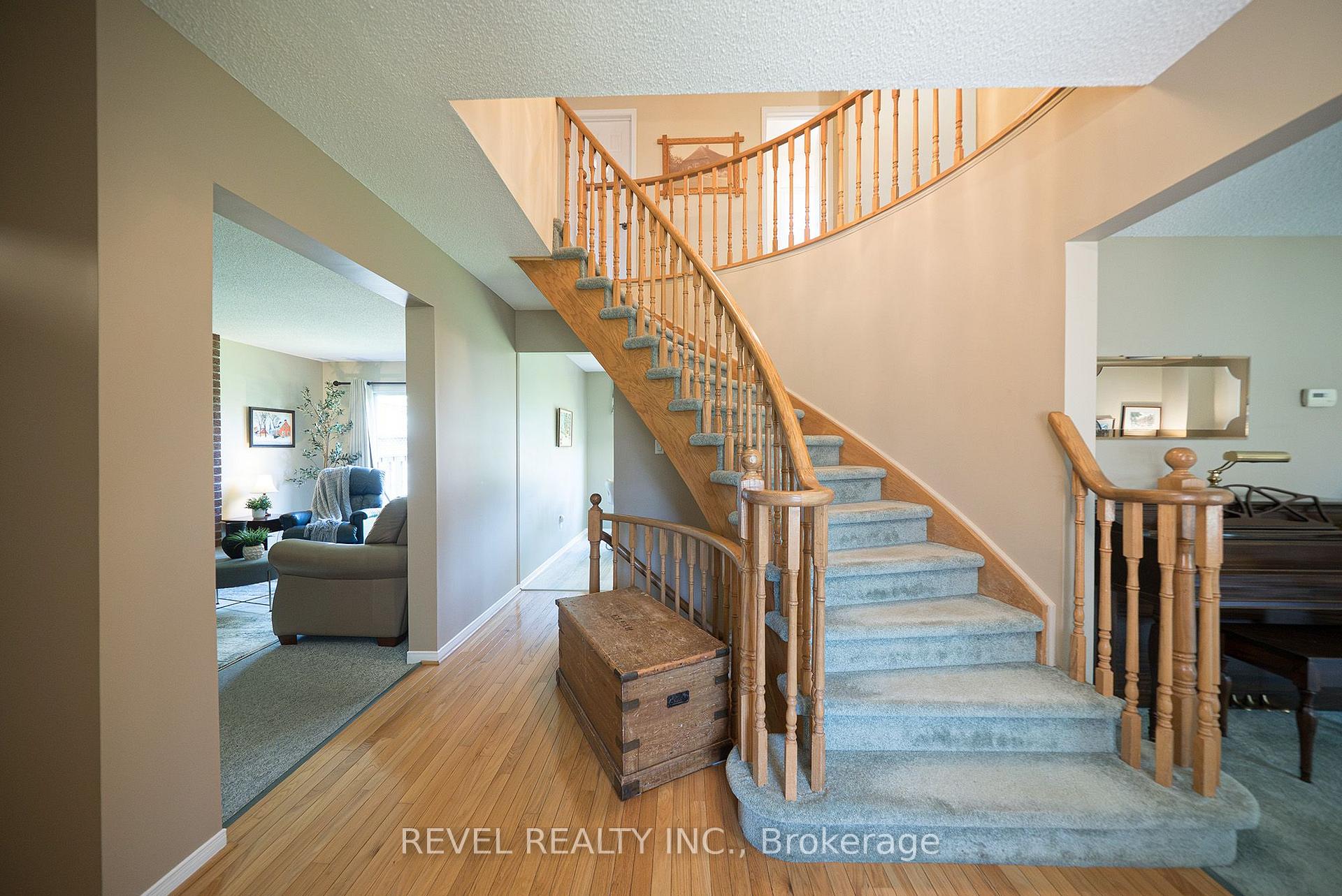 Photo 16 of 54 Dante Crescent, Brantford, Lynden Hills — HOMEH