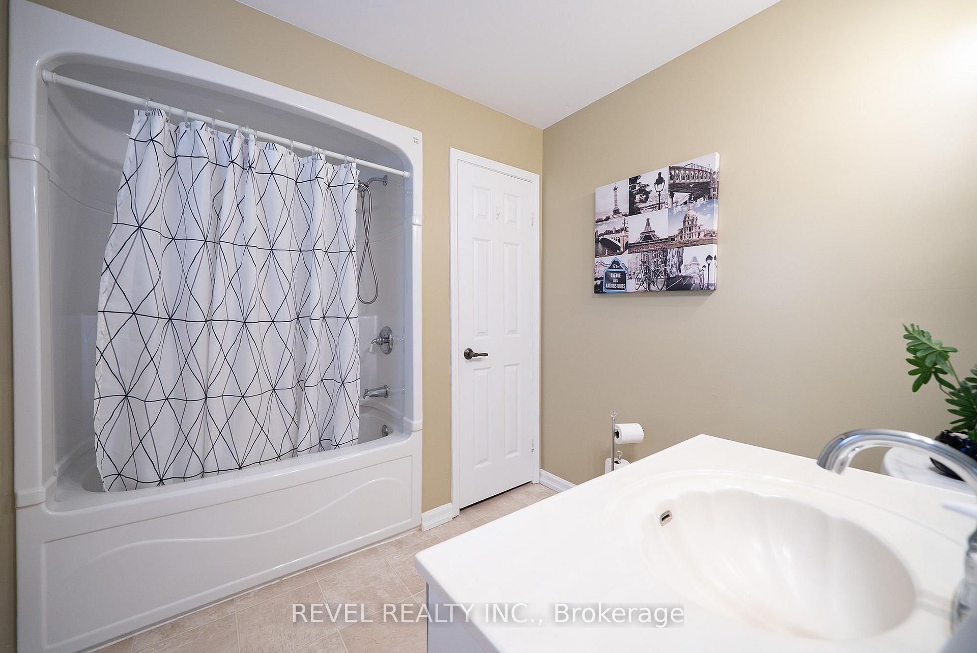 Photo 25 of 54 Dante Crescent, Brantford, Lynden Hills — HOMEH