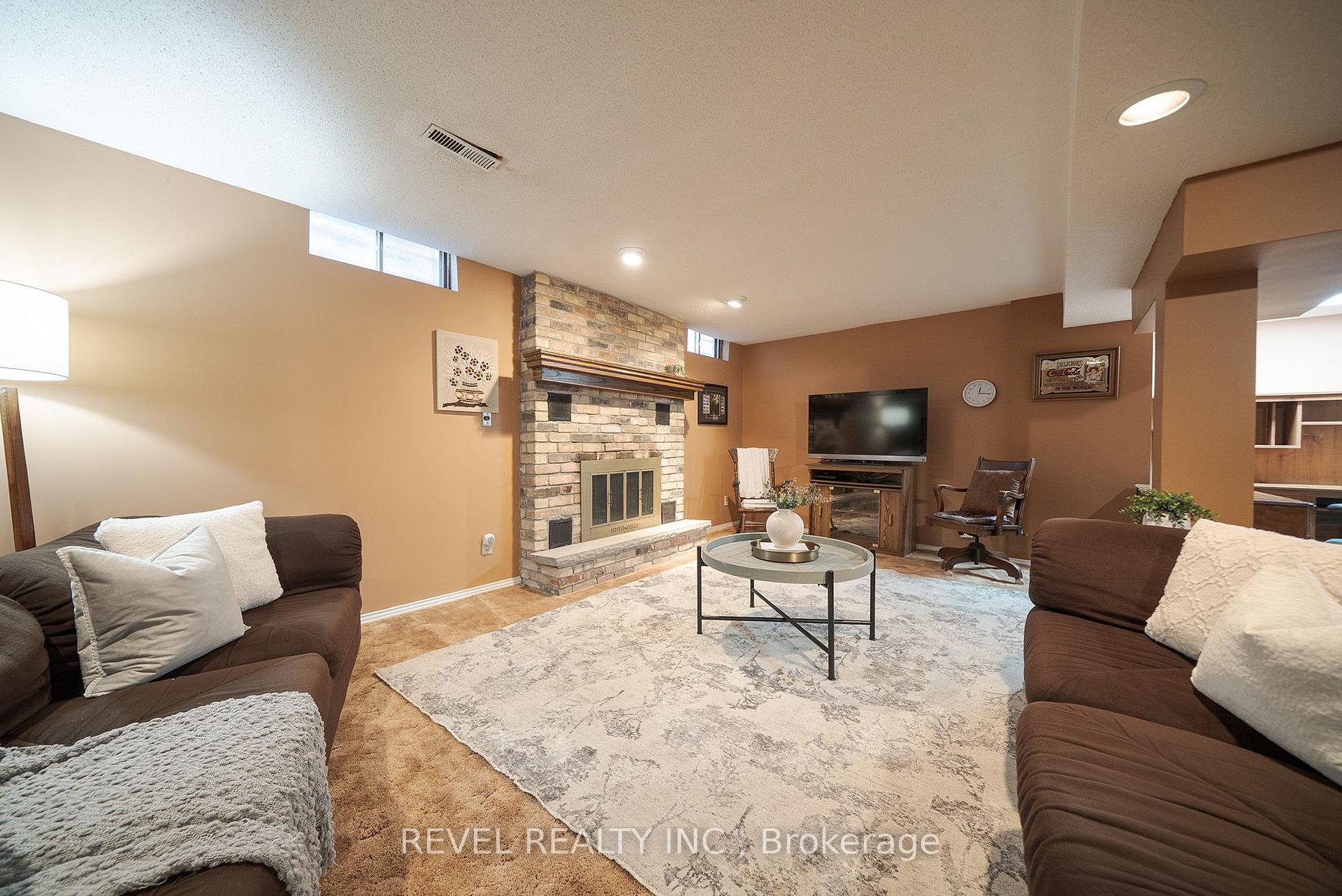 Photo 32 of 54 Dante Crescent, Brantford, Lynden Hills — HOMEH
