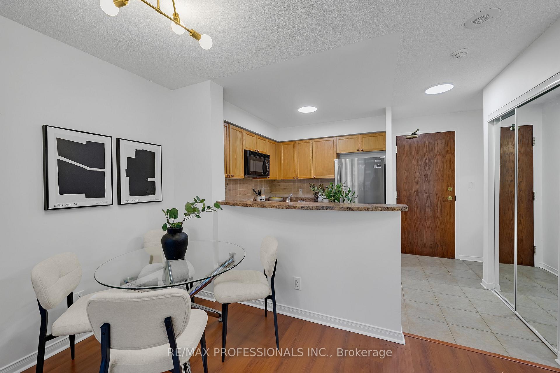 Photo 6 of Unit 402, 9 Michael Power Place, Etobicoke, Islington-City Centre West — HOMEH