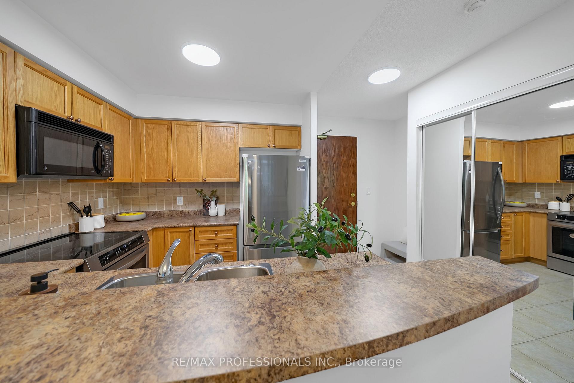 Photo 23 of Unit 402, 9 Michael Power Place, Etobicoke, Islington-City Centre West — HOMEH