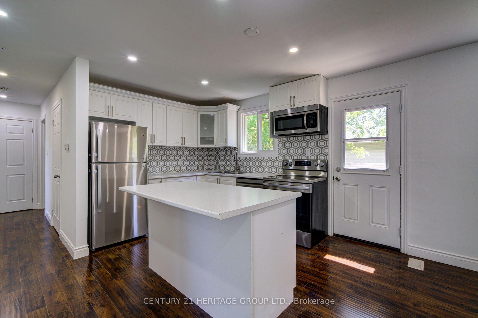Photo 4 of 200 Ferndale Drive N, Barrie, Edgehill Drive — HOMEH