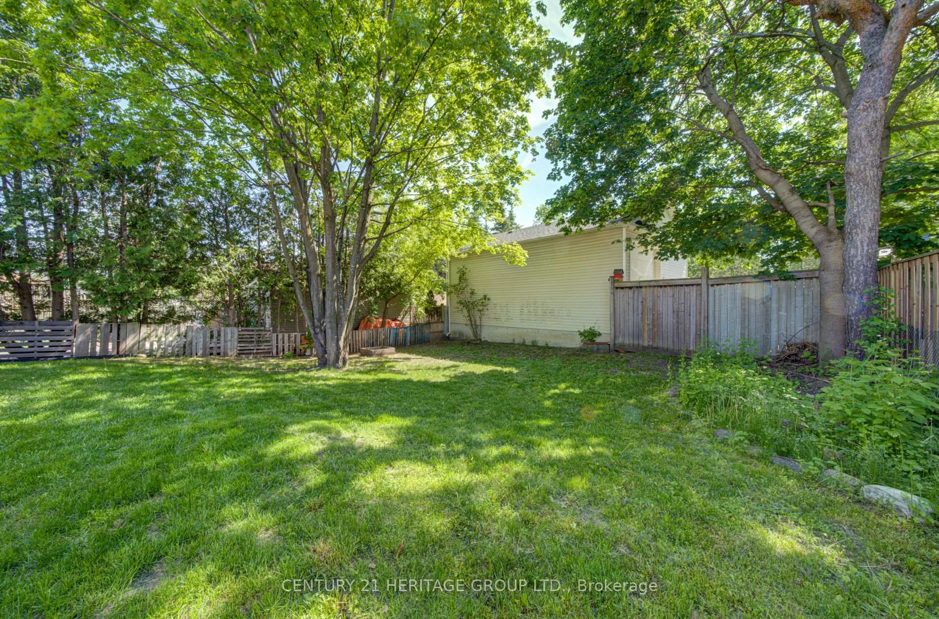 Photo 19 of 200 Ferndale Drive N, Barrie, Edgehill Drive — HOMEH