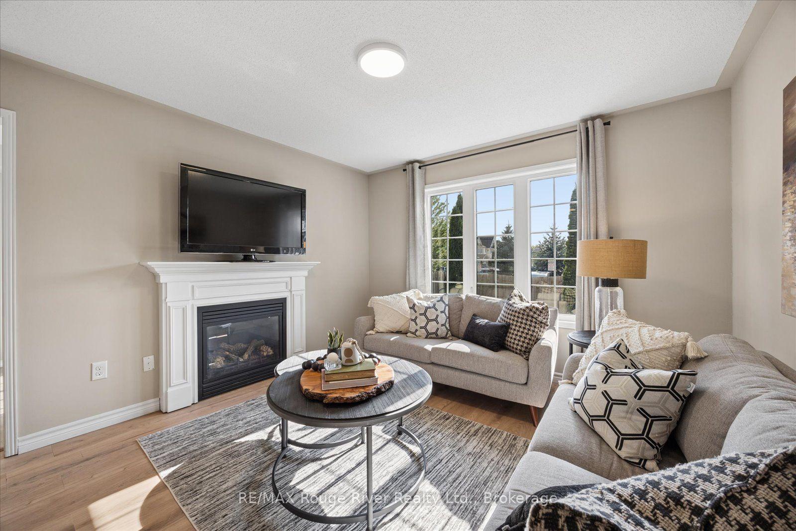 Photo 6 of 85 Lander Crescent, Clarington, Bowmanville — HOMEH