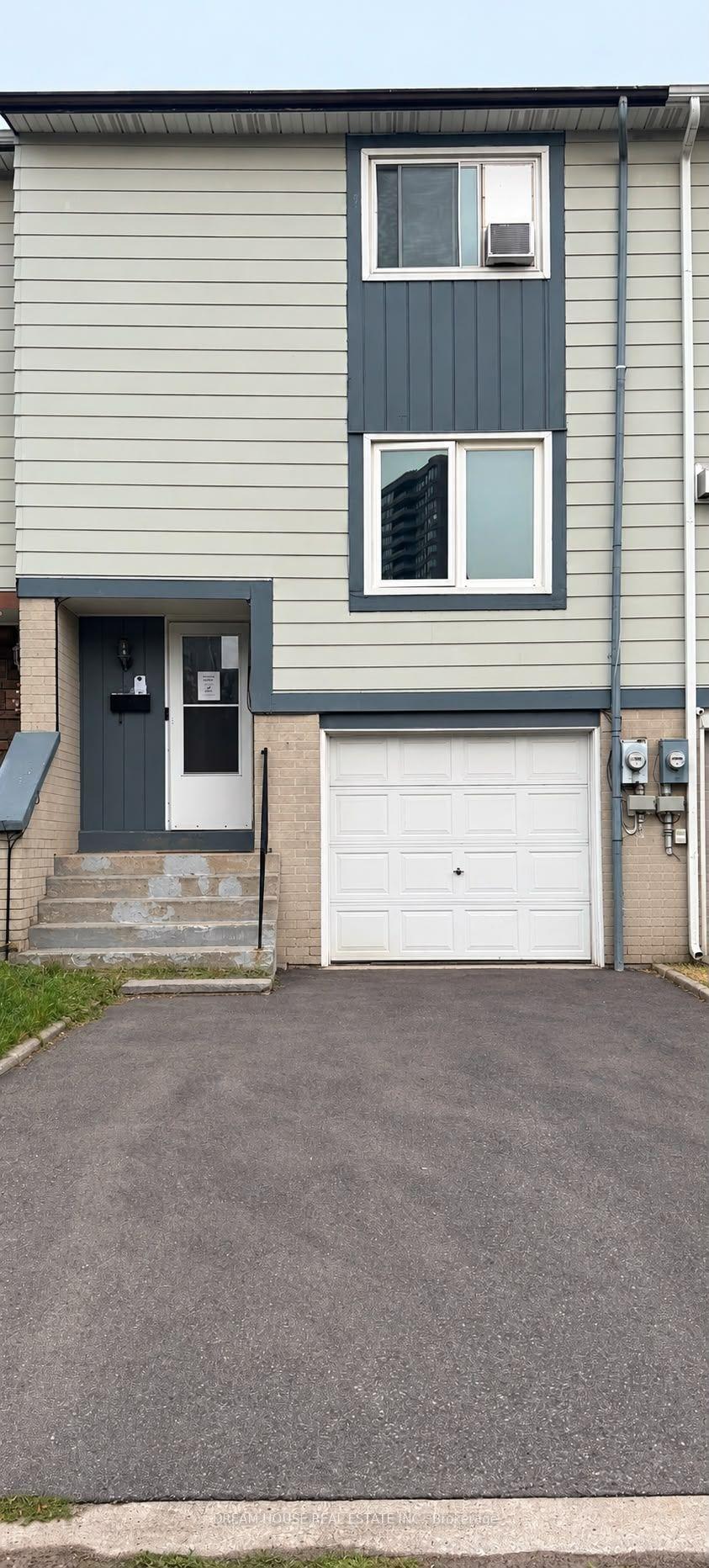 Photo 2 of 40 Hoskins Square, Brampton, Central Park — HOMEH