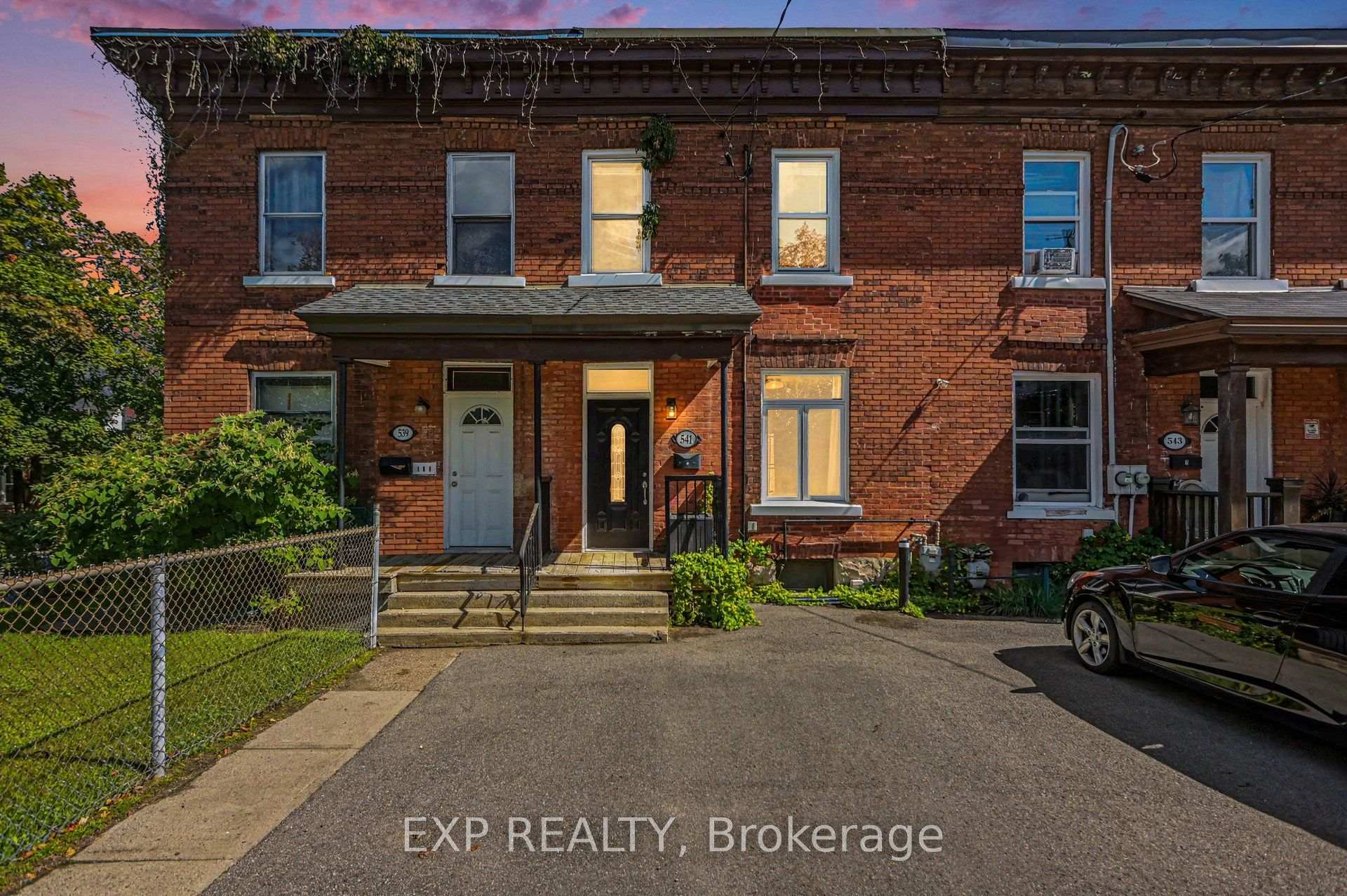 Front of 541 Bay Street