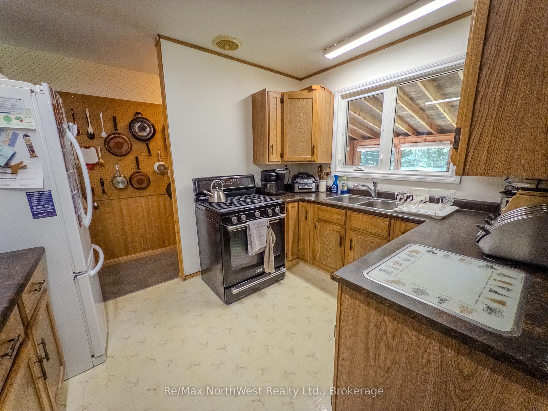 Photo 13 of 693 Carlton Road, Kenora, Redditt Road West — HOMEH