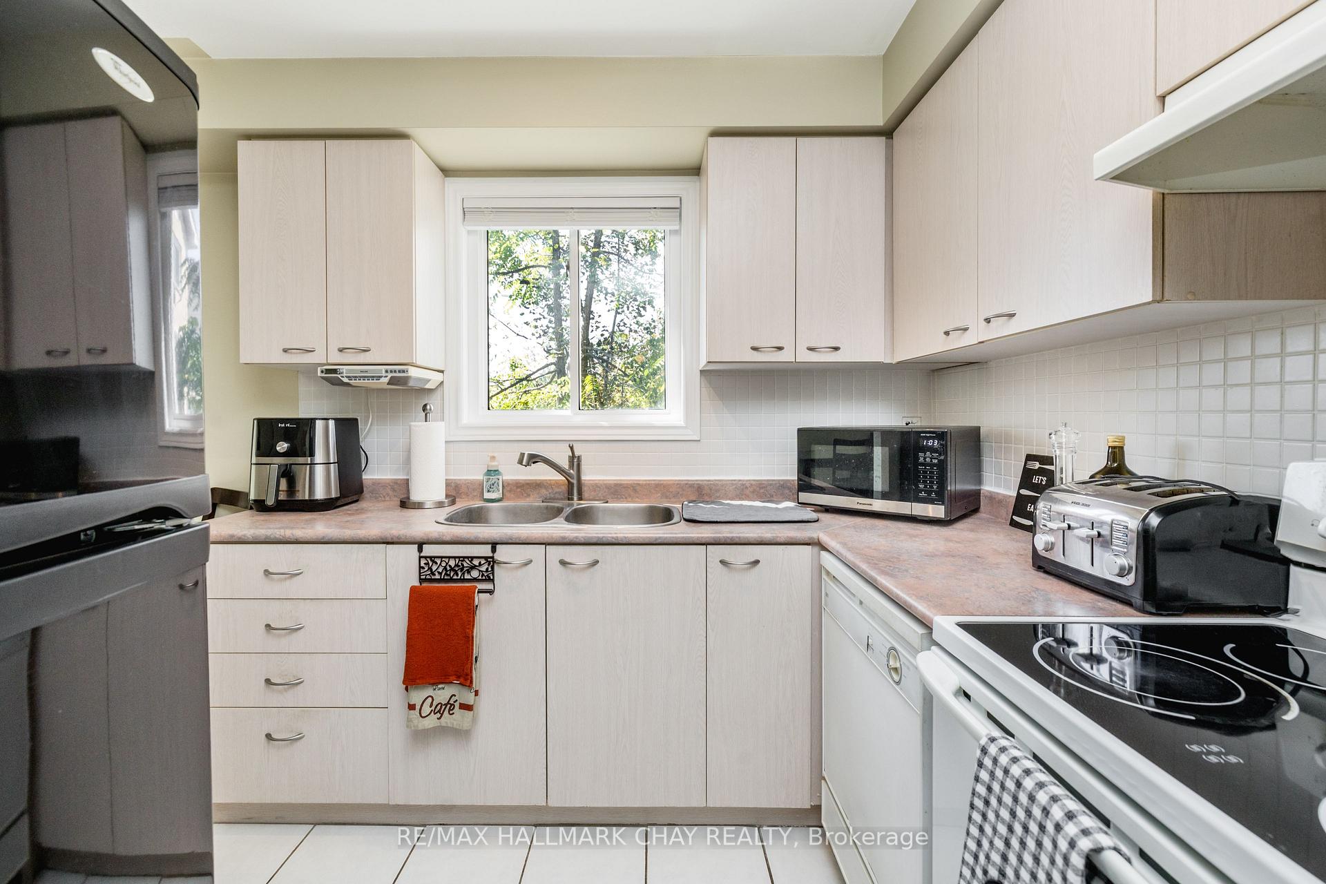 Photo 8 of Unit 9, 531 High Street, Orillia — HOMEH