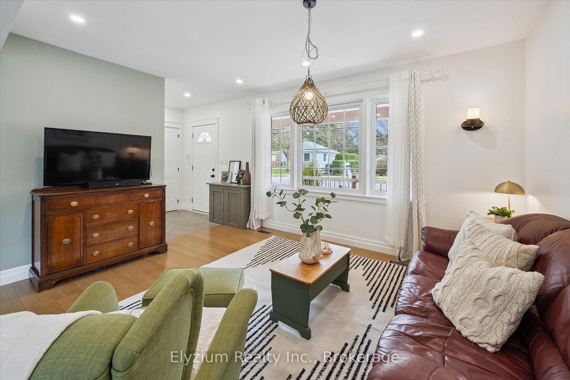 Photo 11 of 10 Winston Crescent, Guelph, St. George's — HOMEH