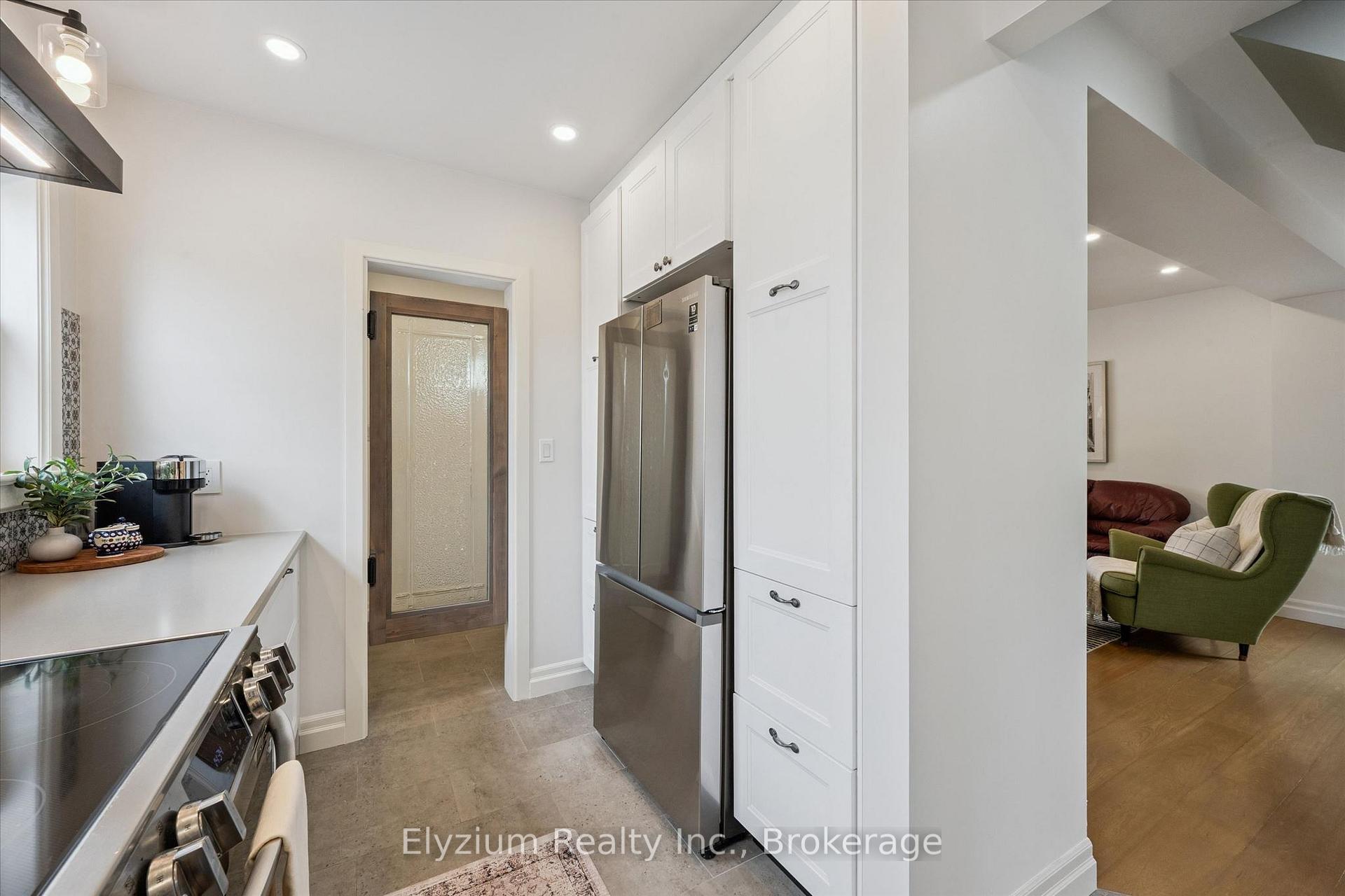 Photo 14 of 10 Winston Crescent, Guelph, St. George's — HOMEH